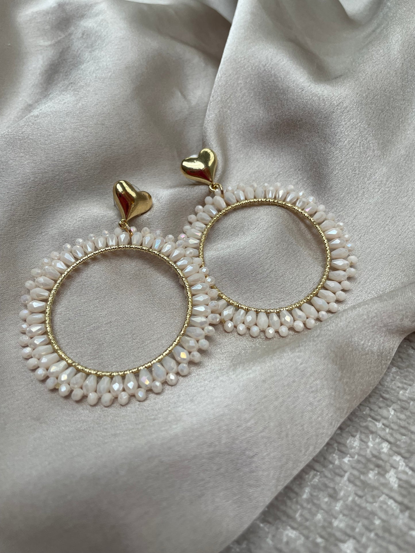 Glaskraal oorbel hart beige