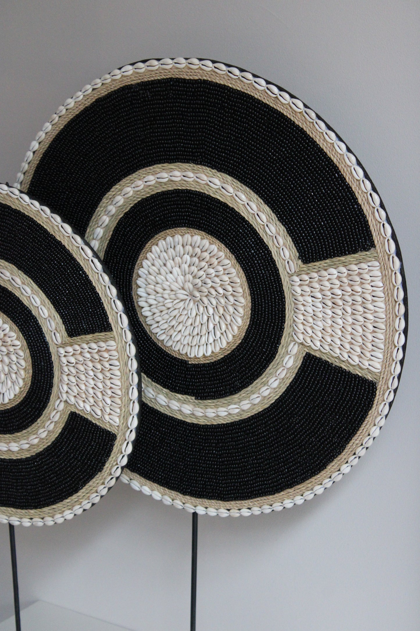 ORNAMENT SCHELP | ZWART/CREME