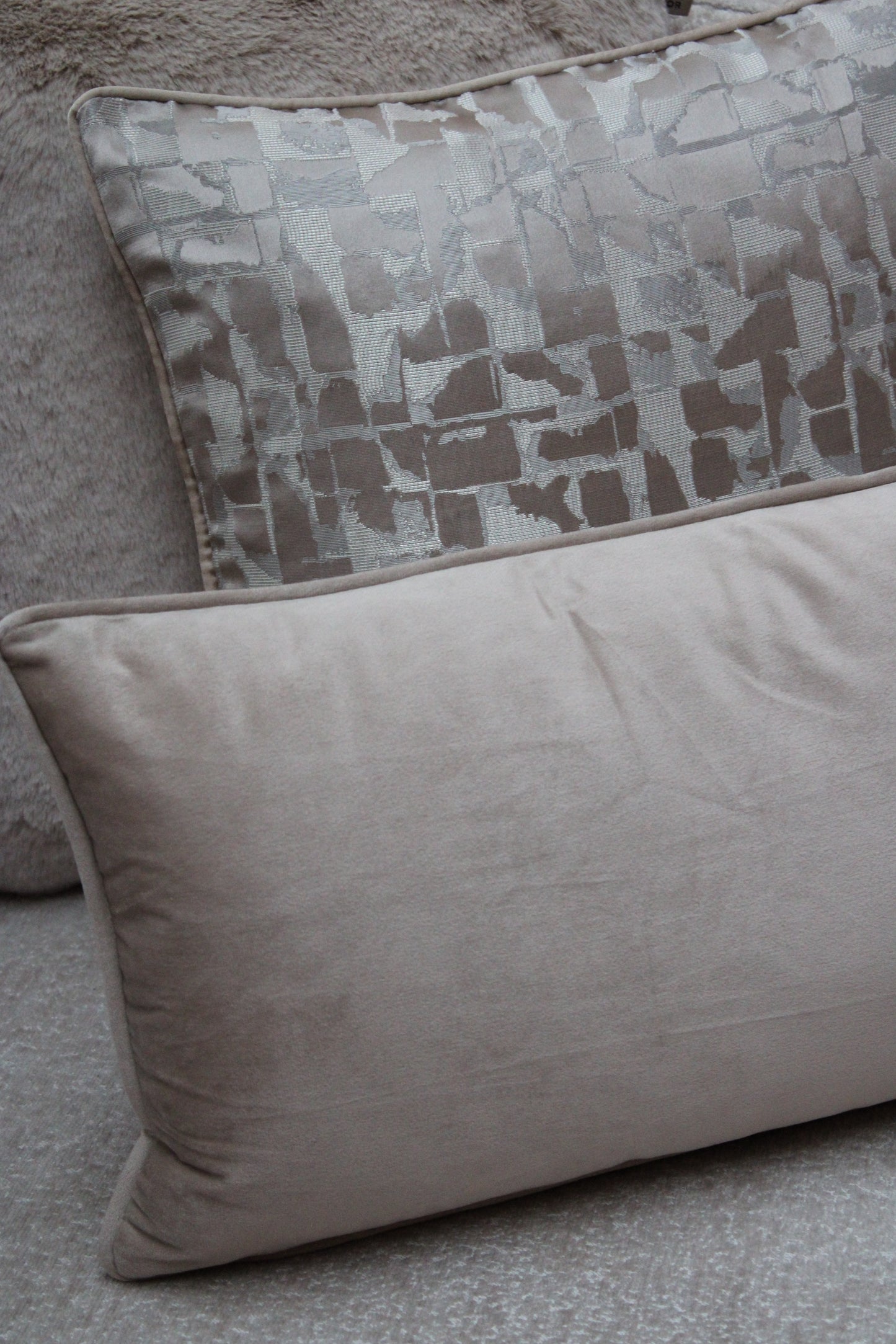 KUSSEN PLUIMSTEEN | TAUPE | 30X50 CM