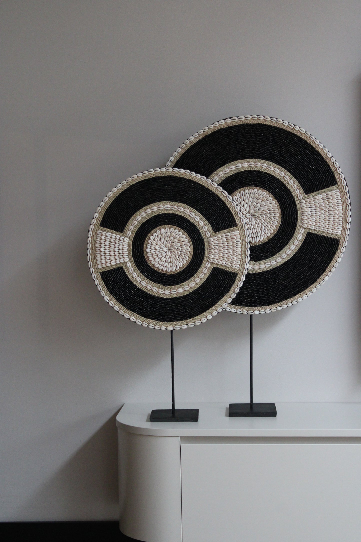 ORNAMENT SCHELP | ZWART/CREME