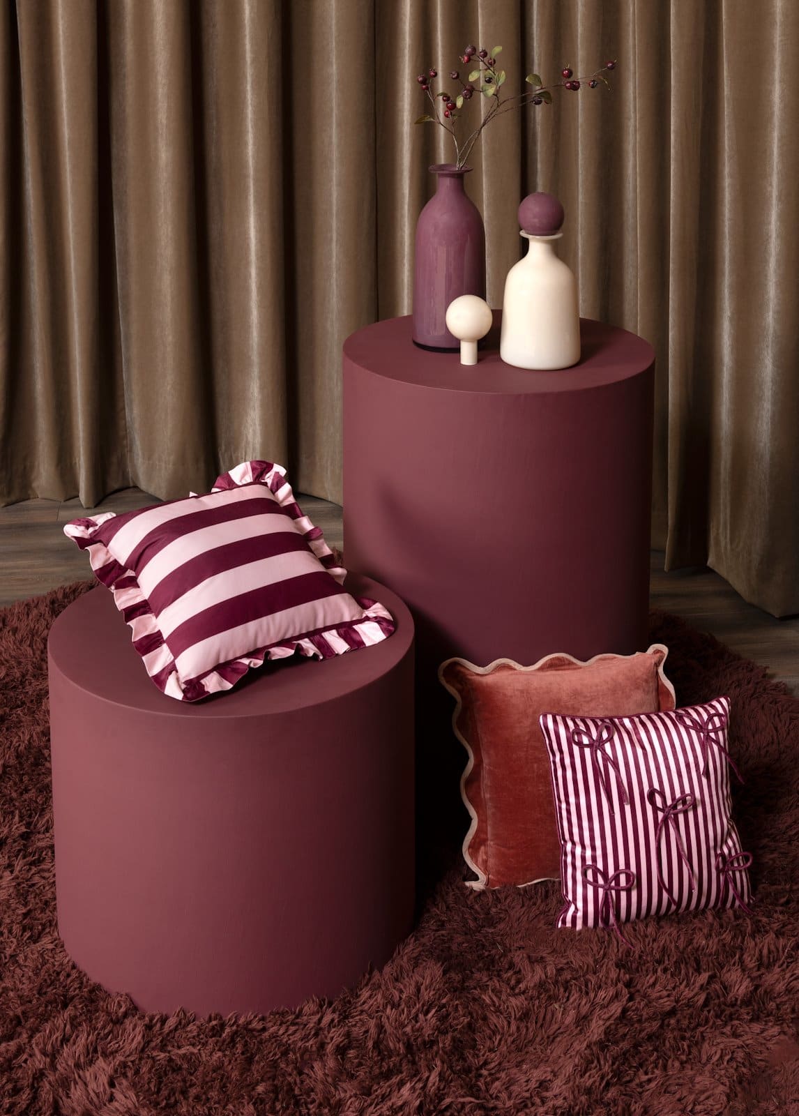 SIERKUSSEN BOW | BURGUNDY | 43X43 CM