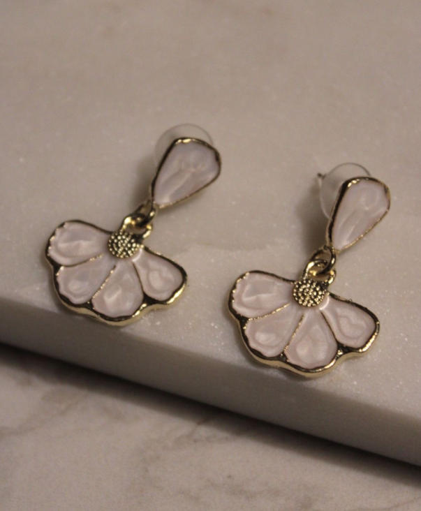 AA 0008 - Oorbellen met Witte Bloem – Stainless Steel