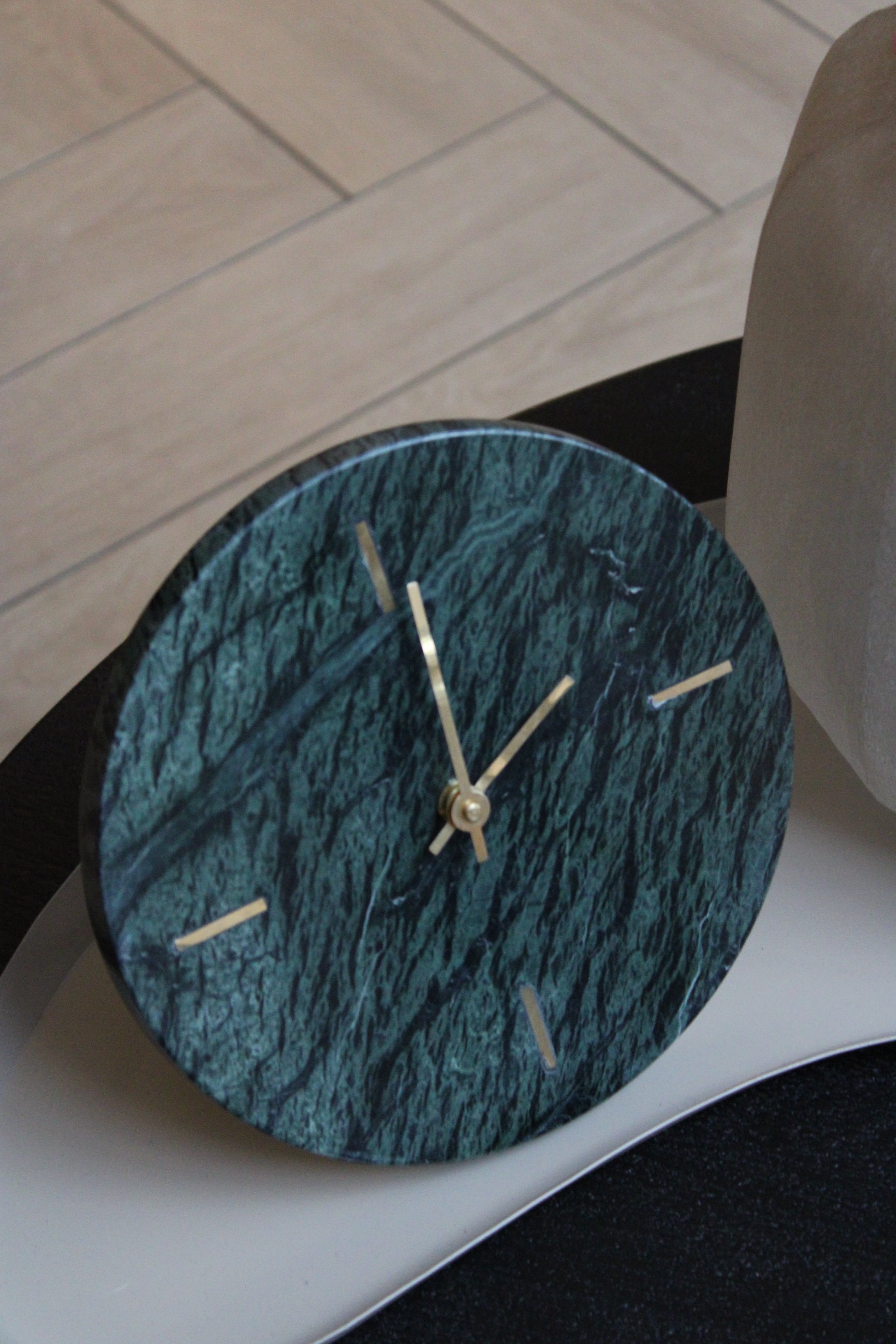 MARMER KLOK | LIGHT & LIVING | EMERALD