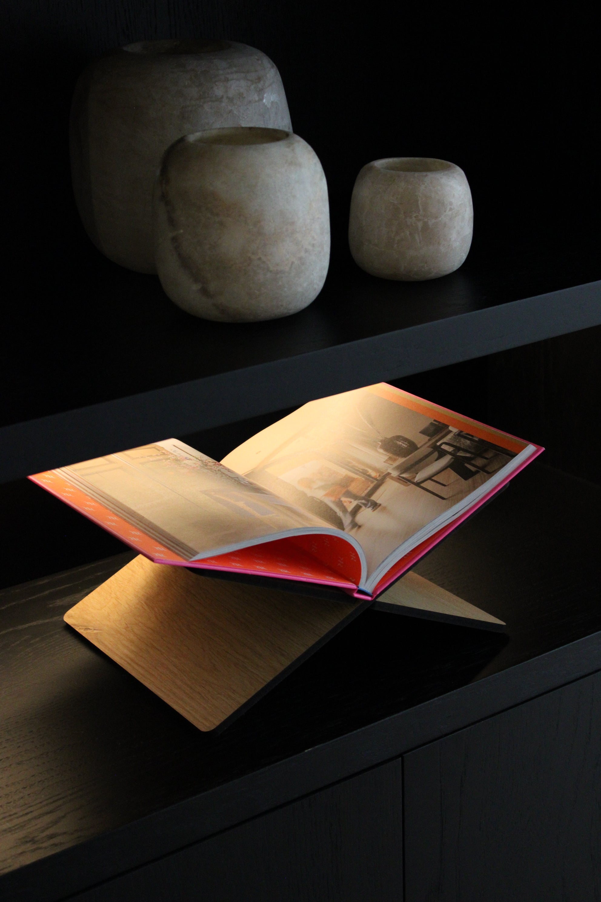 BOEKENSTANDAARD | OAK | BRUIN