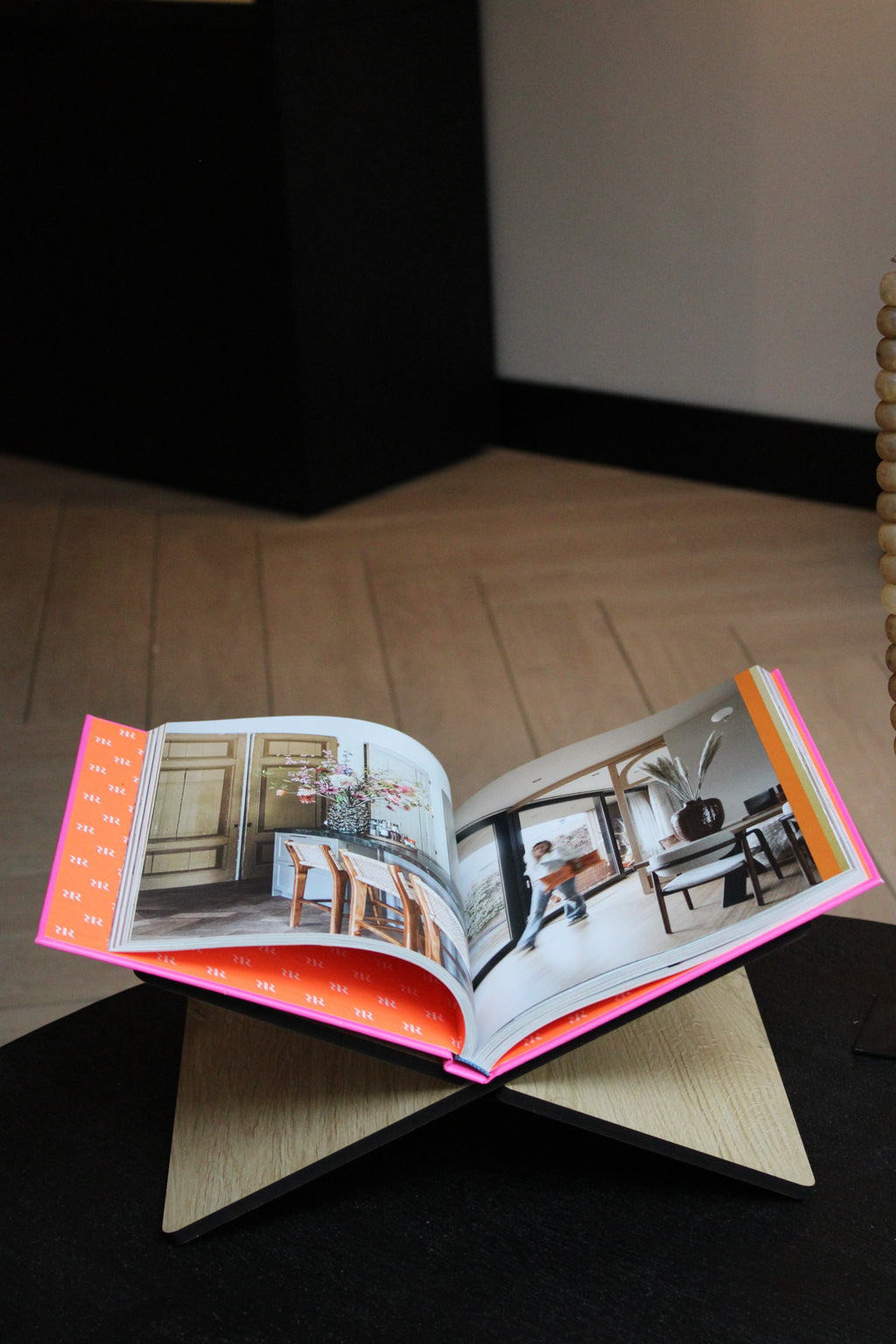 BOEKENSTANDAARD | OAK | BRUIN