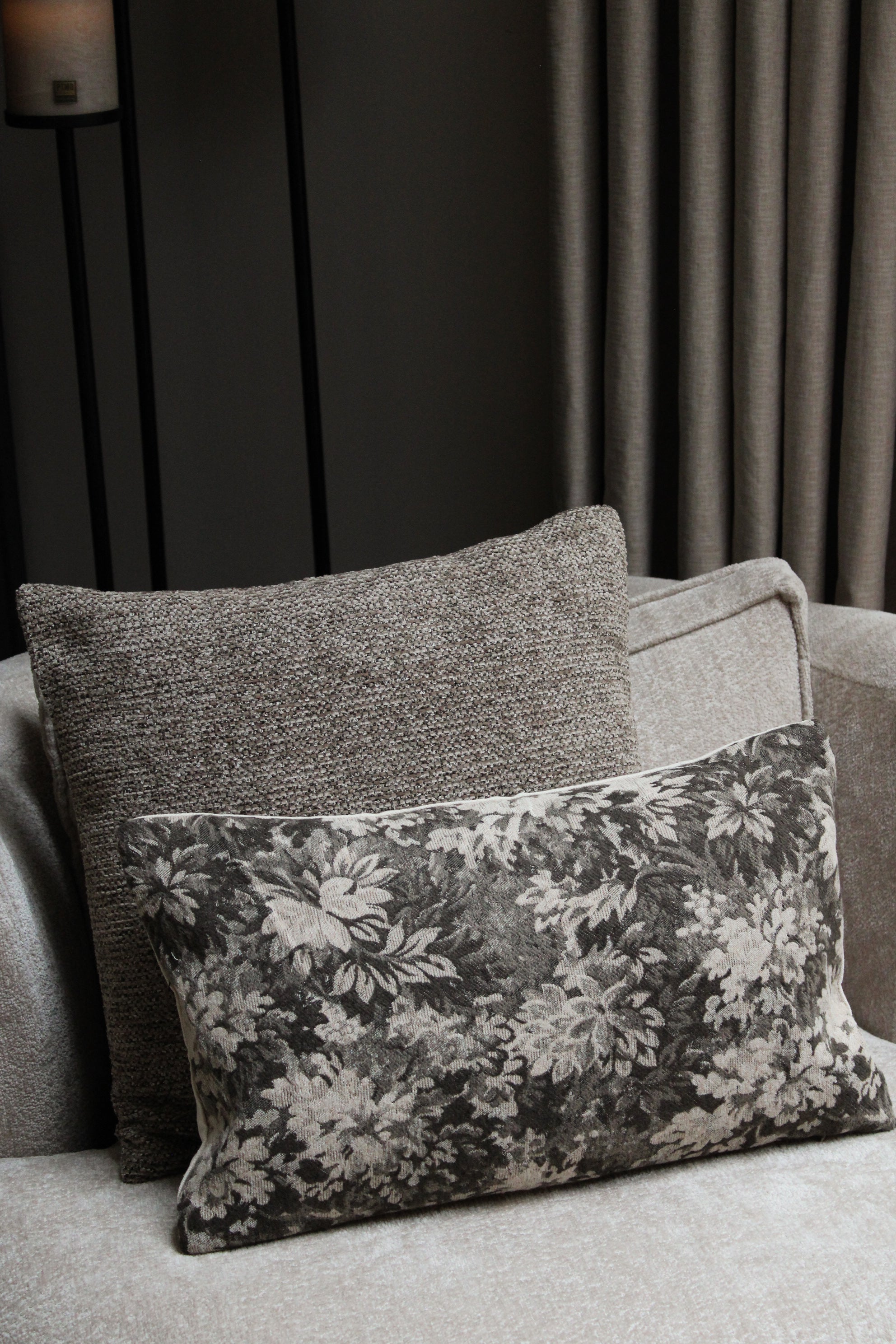 KUSSENHOES | FLOWERS | TAUPE | 30X50