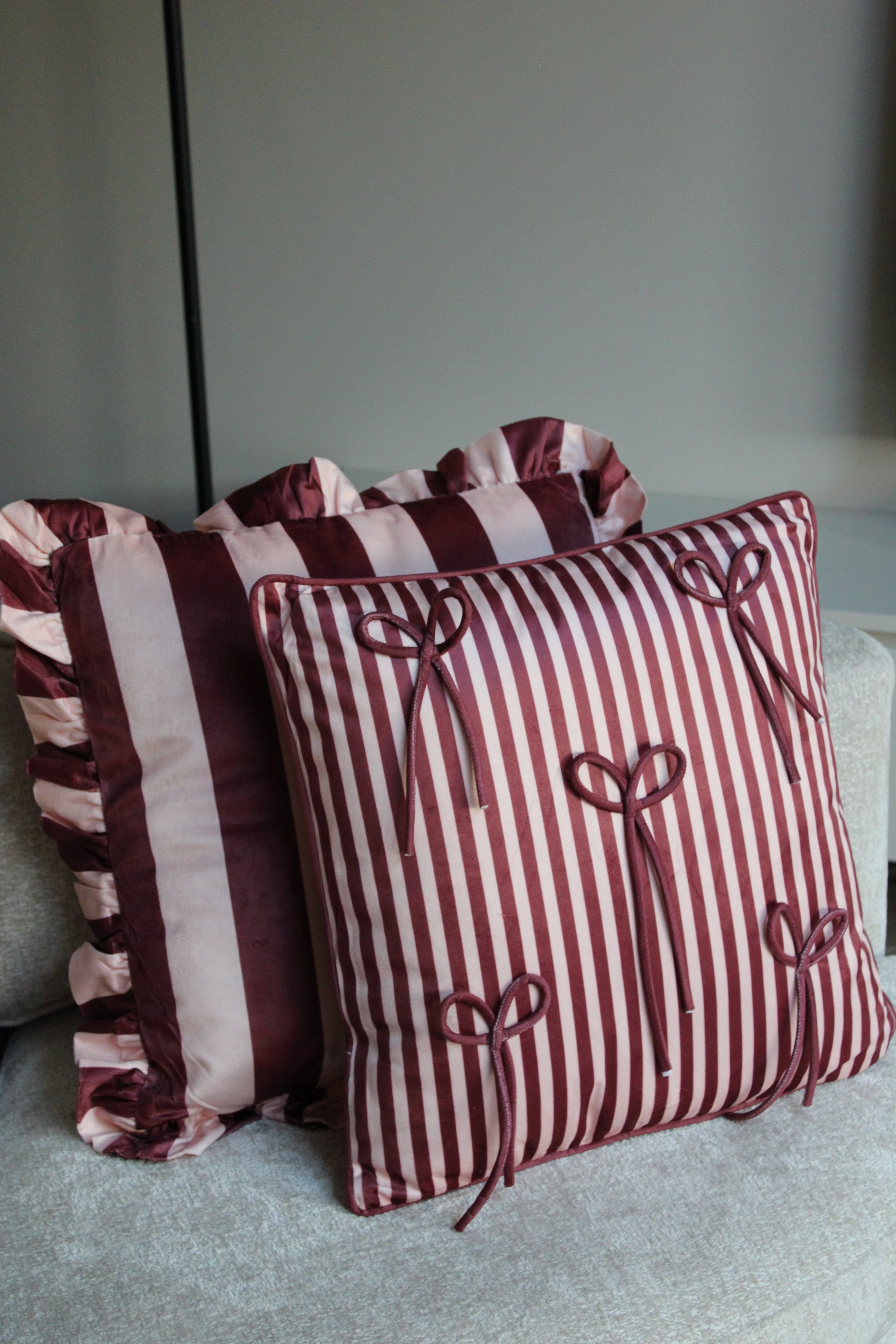 SIERKUSSEN BOW | BURGUNDY | 43X43 CM