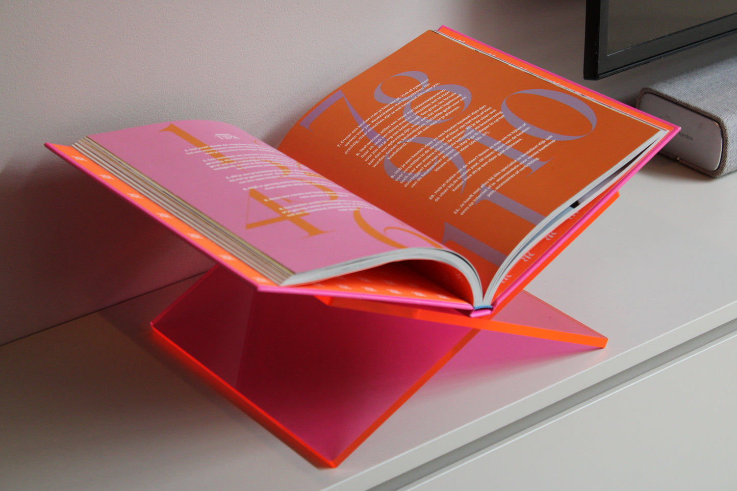 BOEKENSTANDAARD | FUCHSIA
