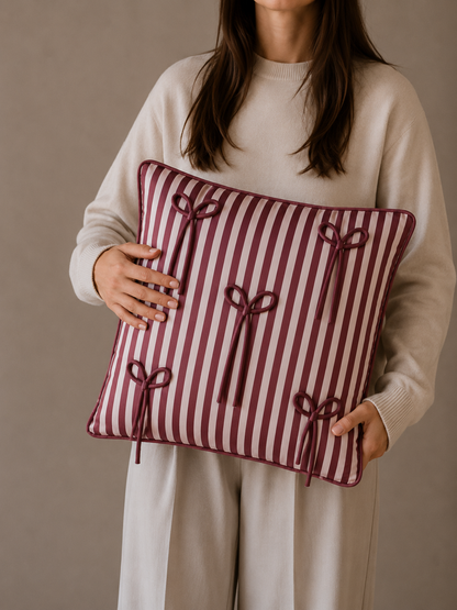SIERKUSSEN BOW | BURGUNDY | 43X43 CM