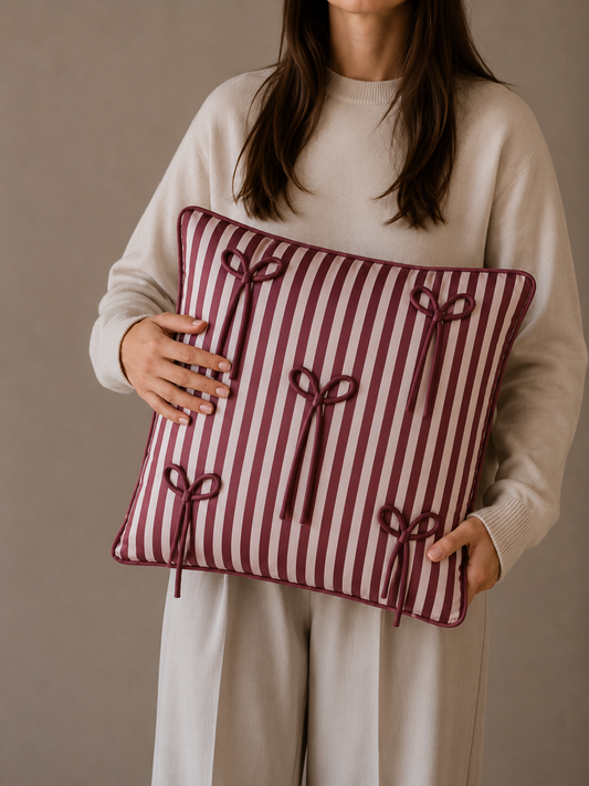 SIERKUSSEN BOW | BURGUNDY | 43X43 CM