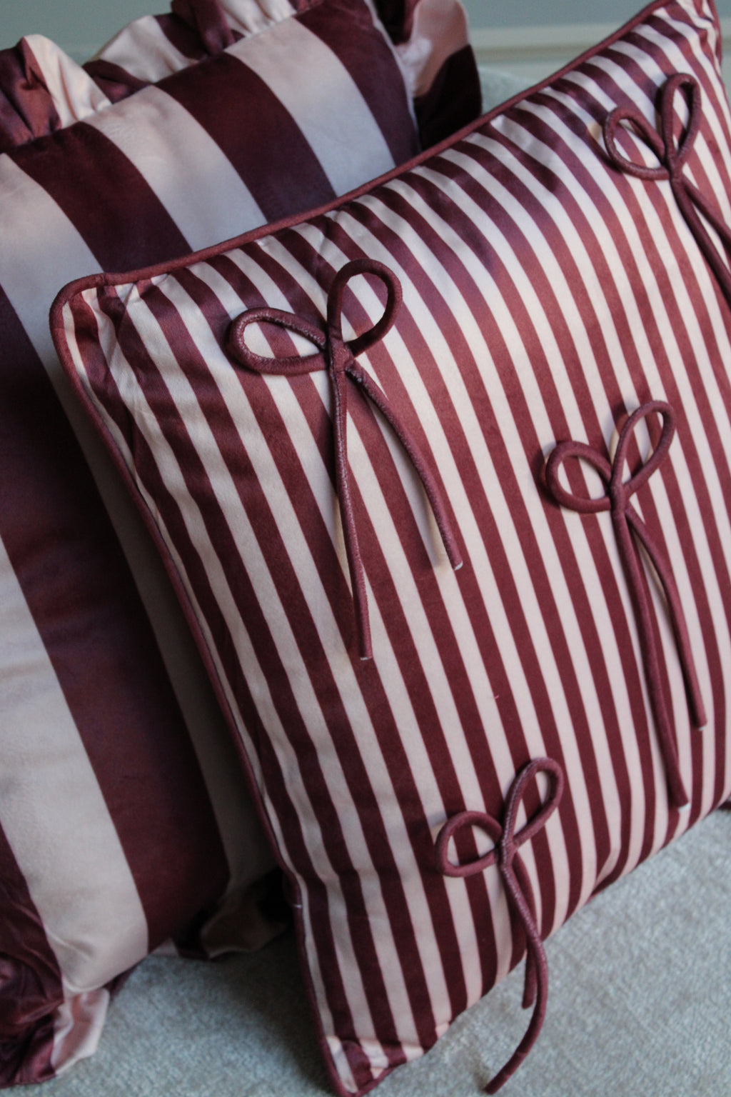 SIERKUSSEN BOW | BURGUNDY | 43X43 CM