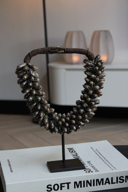 SHELPENKETTING OP STANDAARD | BRUIN