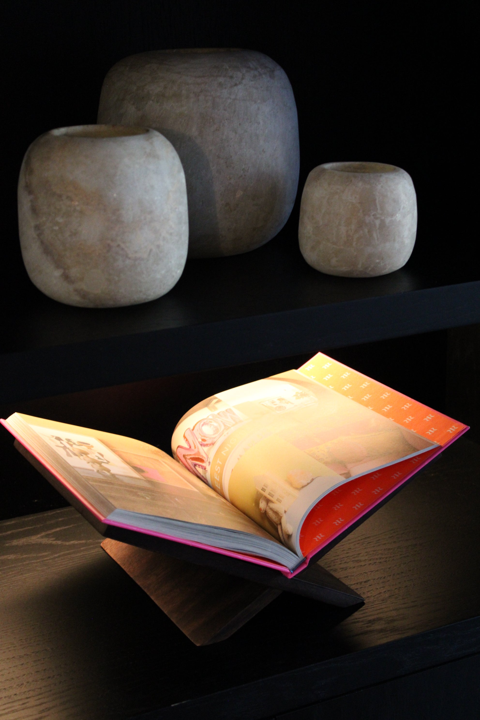 BOEKENSTANDAARD | LIGHT & LIVING | WALNUT