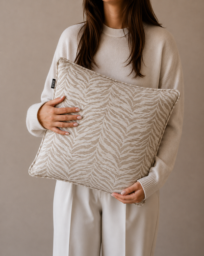 SIERKUSSEN TIGRA | BEIGE | 45X45 | BY-BOO